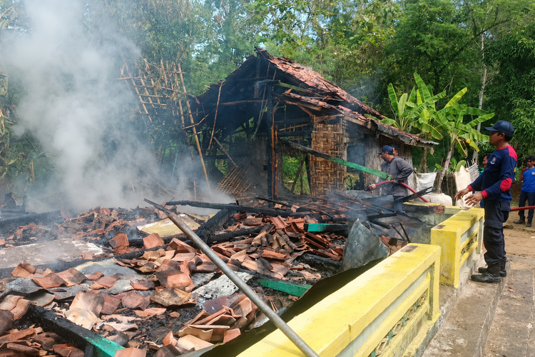 Rumah Milik Lansia di Sampang Hangus Terbakar, Diduga Korsleting Listrik