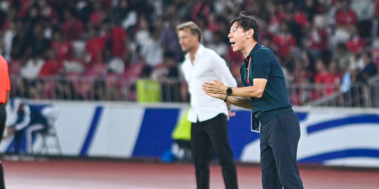 Pelatih Timnas Indonesia Shin Tae-yong terus memberikan arahannya di pinggir lapangan dalam pertandingan Kualifikasi Piala Dunia 2026 Zona Asia antara Indonesia vs Arab Saudi pada Selasa (19/11/2024) di Stadion Gelora Bung Karno Jakarta.