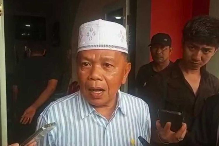 Wakil Bupati Kepulauan Meranti, Asmar saat diwawancarai wartawan terkait Bupati Kepulauan Meranti, Muhammad Adil ditangkap KPK, Jumat (7/4/2023).