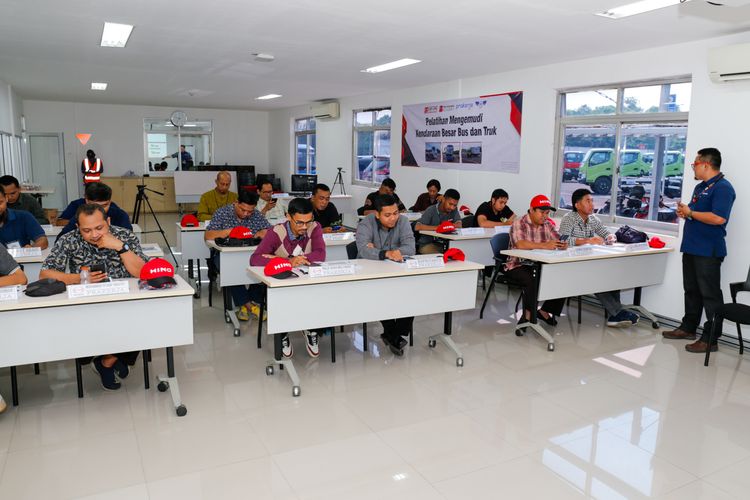 Lembaga Pelatihan Kerja PT Hino Motors Sales Indonesia (LPK HMSI) mendapatkan Sertifikat Akreditasi ke-6 dari 7 skema yang sedang diajukan.