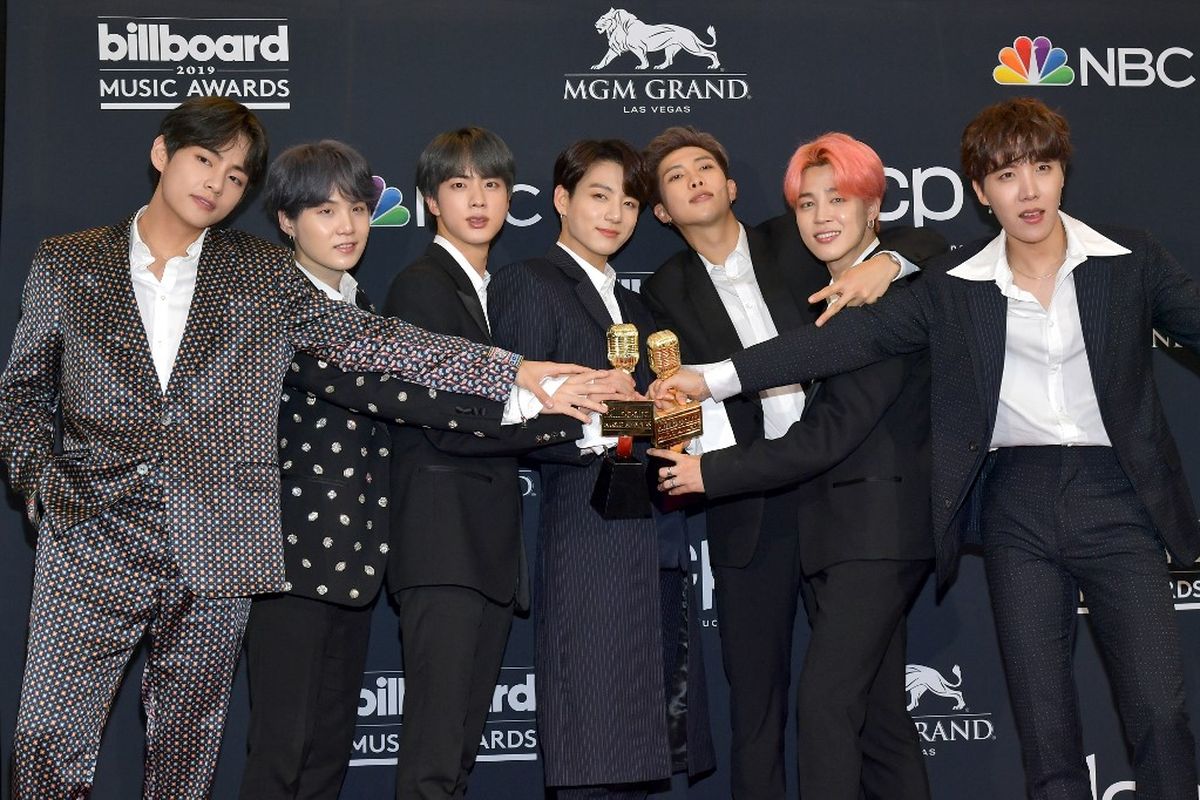 Boyband asal Korea Selatan BTS, yang terdiri dari (dari kiri) V, Suga, Jin, Jungkook, RM, Jimin, dan J-Hope, berpose dengan trofi Top Duo/Group dan Top Social Artist di ajang Billboard Music Awards 2019 yang digelar di MGM Grand Arena di Las Vegas, Rabu (1/5/2019) waktu AS. 