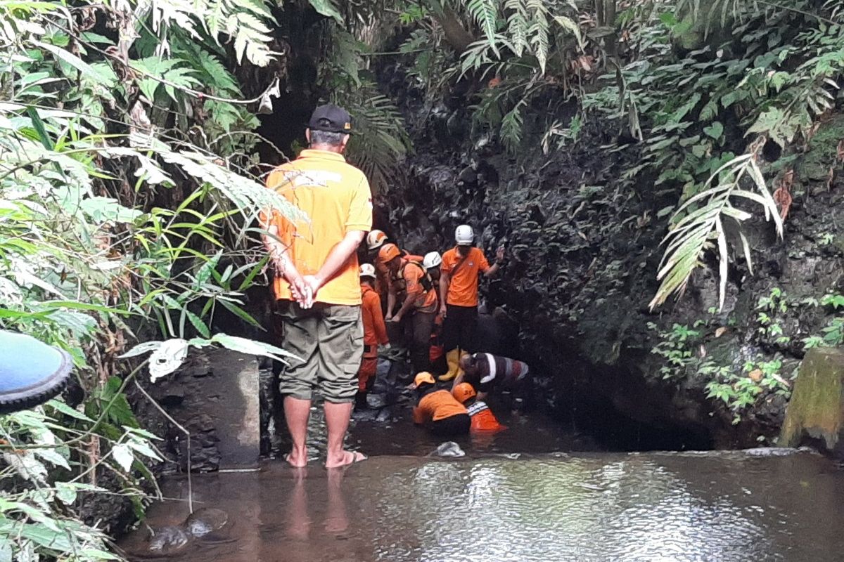 Tim SAR gabungan saat melakukan penyisiran di lokasi penemuan potongan tubuh manusia di sungai bawah jembatan KelorBangunkerto, Kapanewon Turi, Kabupaten Sleman. Tim SAR gabungan juga melakukan penyisiran di dua sungai lainya yang dekat dengan lokasi penemuan potongan tubuh.
