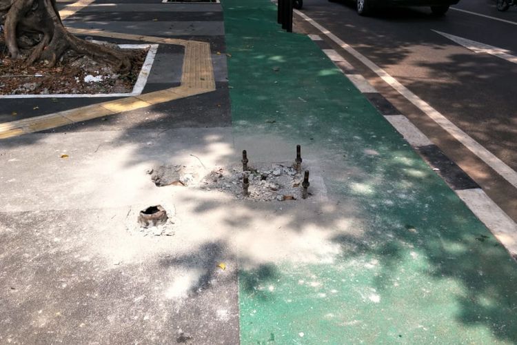 Lubang bekas tiang penerangan jalan umum (PJU) yang dicabut karena menghalangi jalur sepeda di trotoar Jalan Asia Afrika, Jakarta Pusat. Foto diambil, Kamis (2/8/2018).