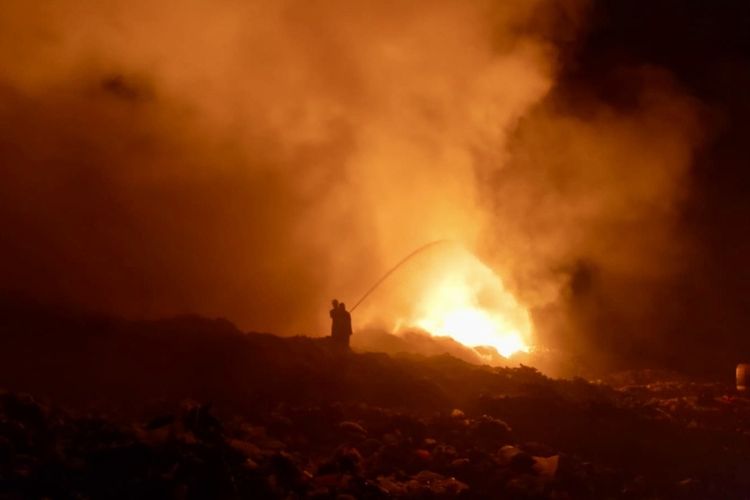 Kebakaran di TPA Bakung, Bandar Lampung, Jumat (13/10/2023) malam.