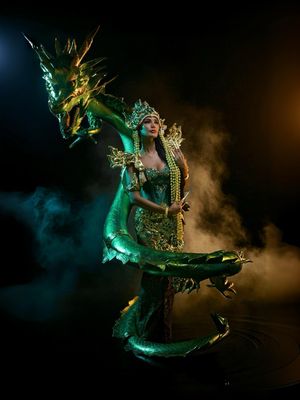 Vina Anggi Sitorus tampil memukau dengan kostum bertema Nyi Roro Kidul di Miss Grand International 2025. Ini detailnya.
