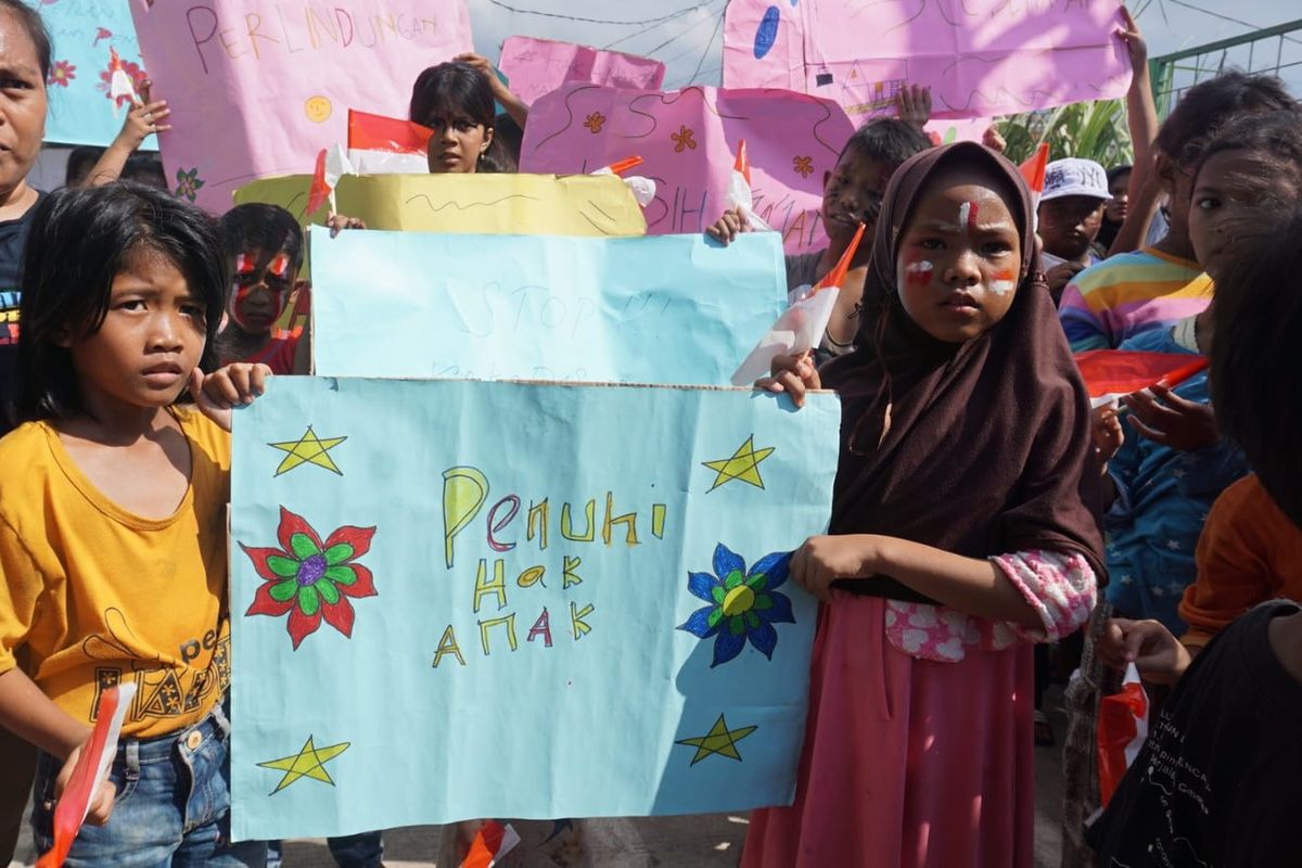 Anak-anak Sanggar Anak Harapan saat ikut pawai pada peringatan Hari Anak Nasional (HAN) 2022.