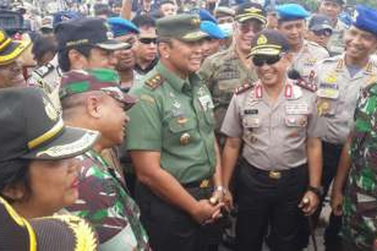 Pangdam Jaya Mayor Jenderal TNI Teddy Lhaksmana (kiri) dan Kapolda Metro Jaya Inspektur Jenderal Tito Karnavian (kanan) saat meninjau lokasi penggusuran di Kalijodo, Penjaringan, Jakarta Utara, Senin (29/2/2016). 