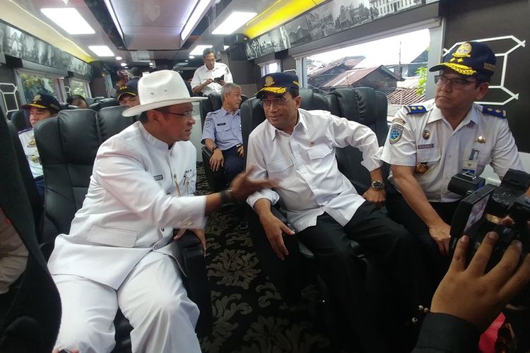 Menteri Perhubungan Budi Karya Sumadi didampingi Direktur Utama PT KAI Edi Sukmoro meresmikan beroperasinya Kereta Istimewa di Bandung, Sabtu (28/9/2019). Peresmian ini bertepatan dengan HUT Ke-74 PT KAI.