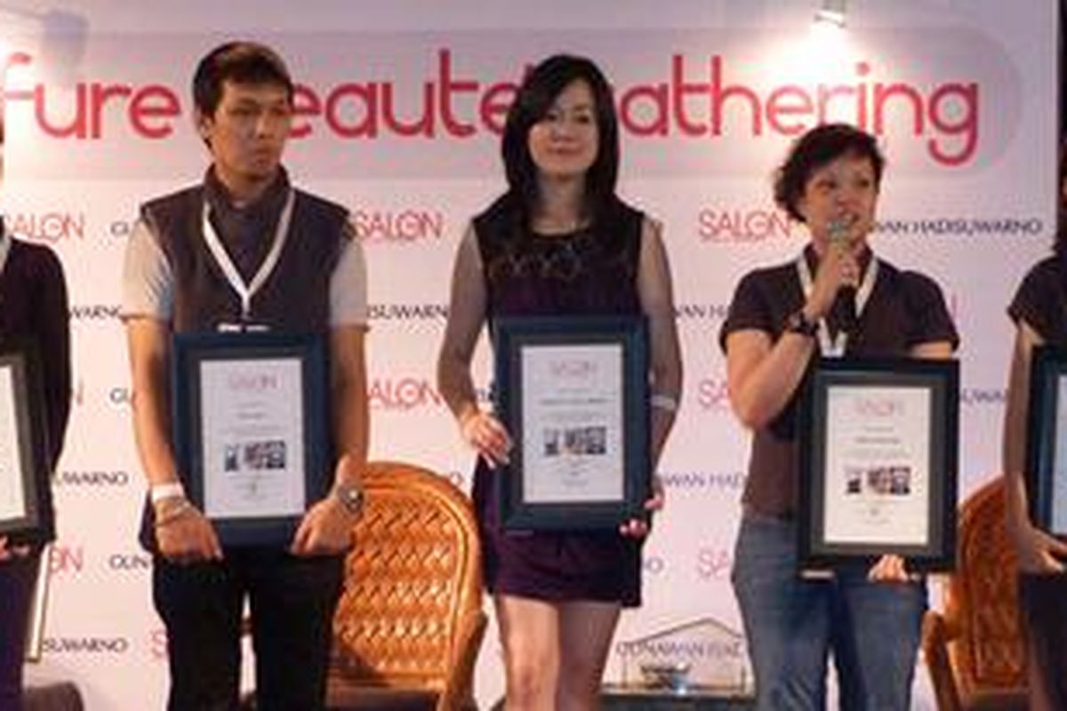 Penerima penghargaan Young Talent of The Year 2011 dari majalah Salon Pro: (kanan-kiri) Astrid Gani Wahjuno (26), Asri Mariani (28), Marina Adia Indra (25), Reinard Henky Setiawan (26), Diana Hadisuwarno (26), dan Rissa Mariana (30). Hairdresser muda ini berani memilih dan menjalani profesi yang beberapa tahun belakangan mulai menjadi pilihan anak muda.