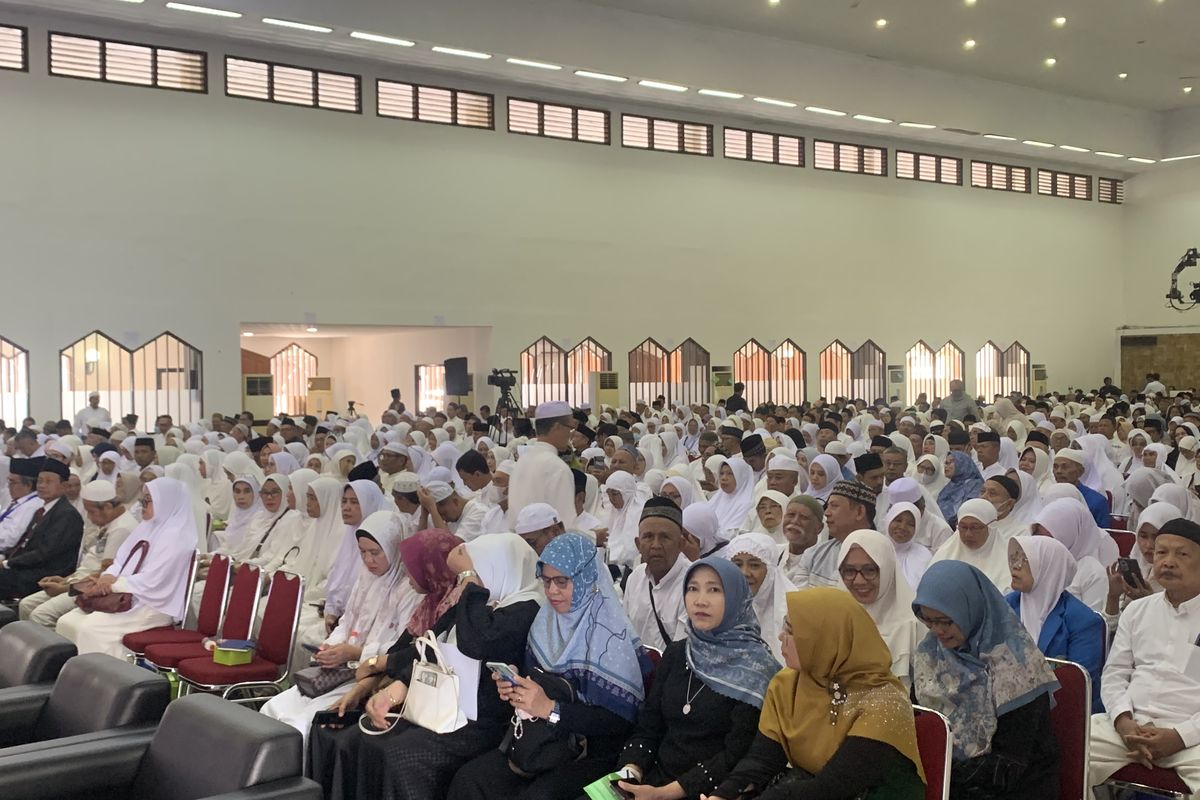 Calon jemaah haji mengikuti Bimbingan Manasik Haji Nasional 1446 H atau 2025 di Asrama Haji Pondok Gede, Jakarta, Sabtu (19/4/2025).