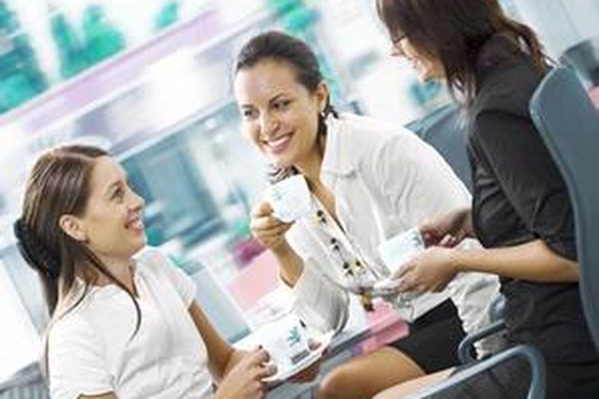 Perempuan memiliki keunggulan dalam segi jaringan pemasaran, karena memiliki pergaulan yang luas.