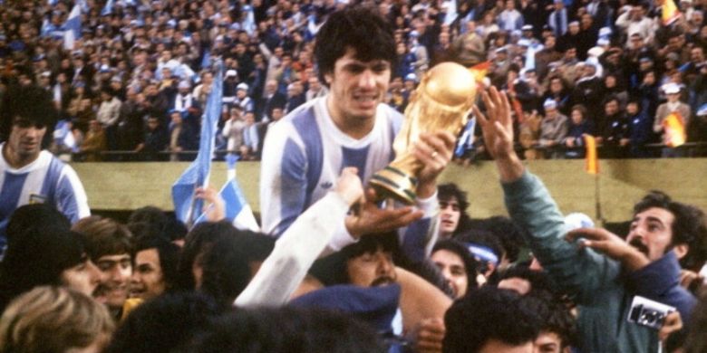 Kapten Argentina, Daniel Passarella, memegang trofi Piala Dunia 1978 yang mereka menangkan setelah mengalahkan Belanda 3-1 di final.
