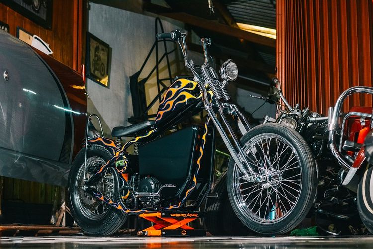Chopper Electric Bike Garapan Lulut ?LT? Wahyudi, owner sekaligus builder Retro Classic Cycles (RCC). 