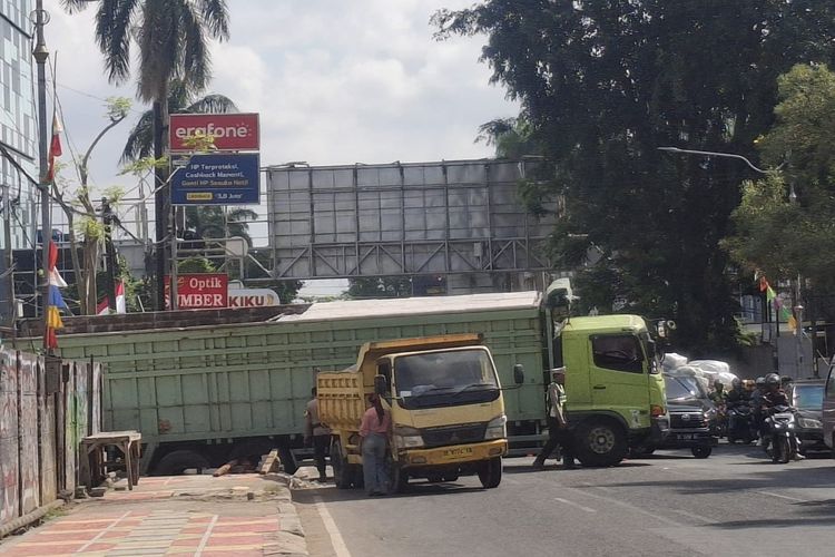 Truk Fuso Melintang di Jalan Raden Intan Bandar Lampung, Lalu Lintas Lumpuh Berjam-jam