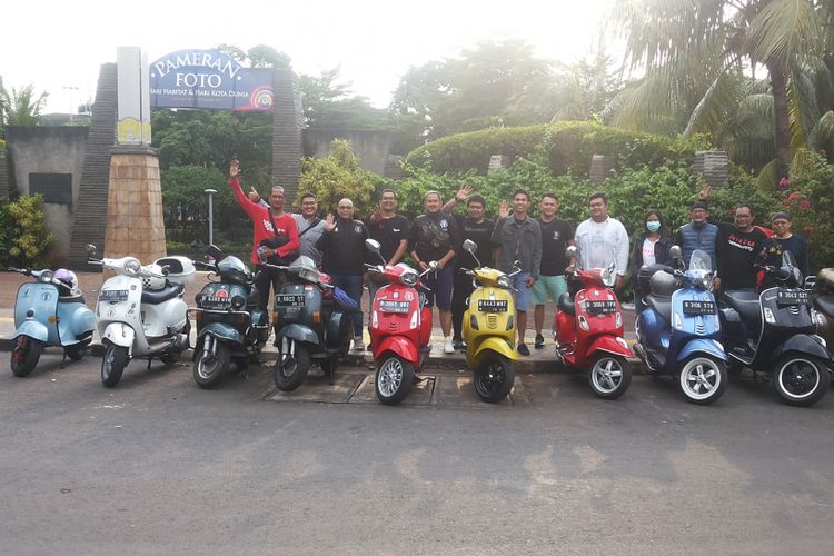 Para anggota komunitas vespa Kutu Community berkumpul di Taman Ayodya, Jakarta Selatan sebelum memulai kegiatan turing santai berkeliling Jakarta pada Senin (1/1/2018).