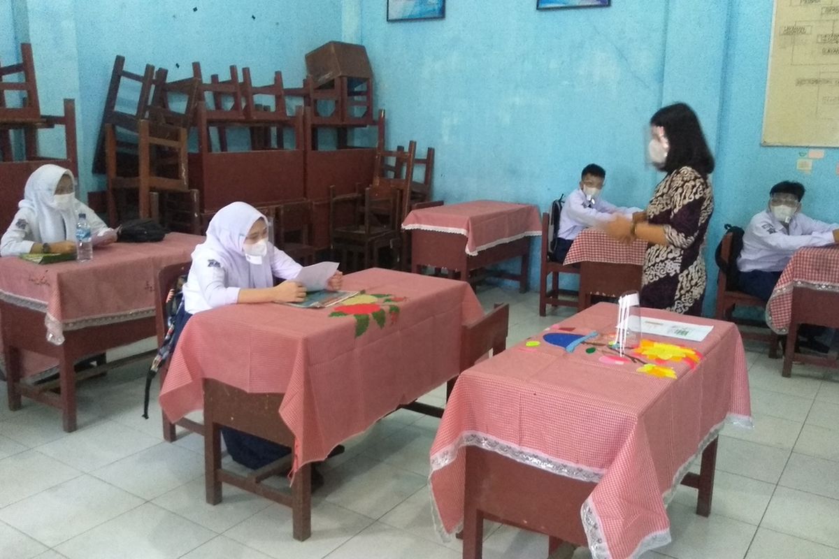 Suasana uji coba pembelajaran tatap muka dengan protokol kesehatan di SMPN 7 Medan pada Kamis (17/6/2021) pagi tadi. Uji coba ini diikuti sebanyak 32 siswa yang dibagi ke dalam 4 ruang belajar (kelas).