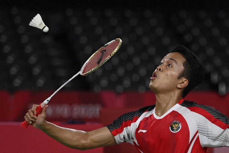 Aksi tunggal putra Indonesia Anthony Sinisuka Ginting saat melawan Kevin Cordon dari Guatemala pada perebutan medali perunggu bulu tangkis Olimpiade Tokyo 2020 di Musashino Forest Sports Plaza di Tokyo pada 2 Agustus 2021.