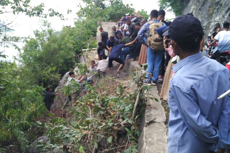 Proses evakuasi korban jatuh kejurang di kawasan gunung Guruete, Aceh Jaya, Kamis (06/06/3/2019). 