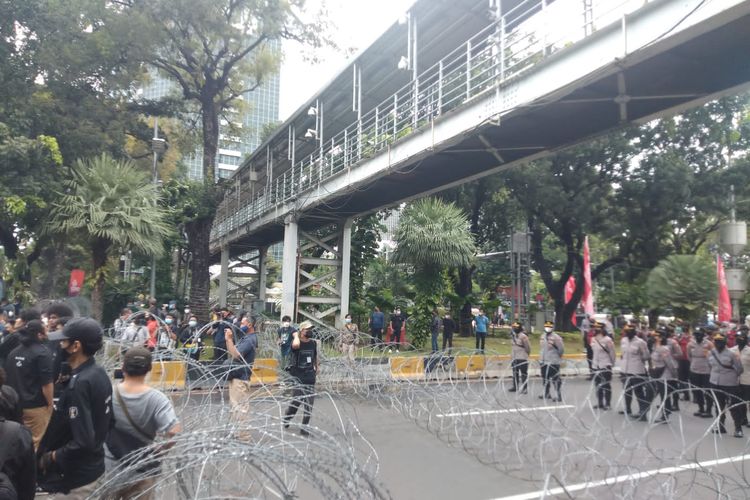 Penutupan Jalan Medan Merdeka Barat akibat adanya aksi demo mahasiswa yang tergabung dalam AMI dan BEM SI di kawasan Patung Kuda, Kamis (21/4/2022).