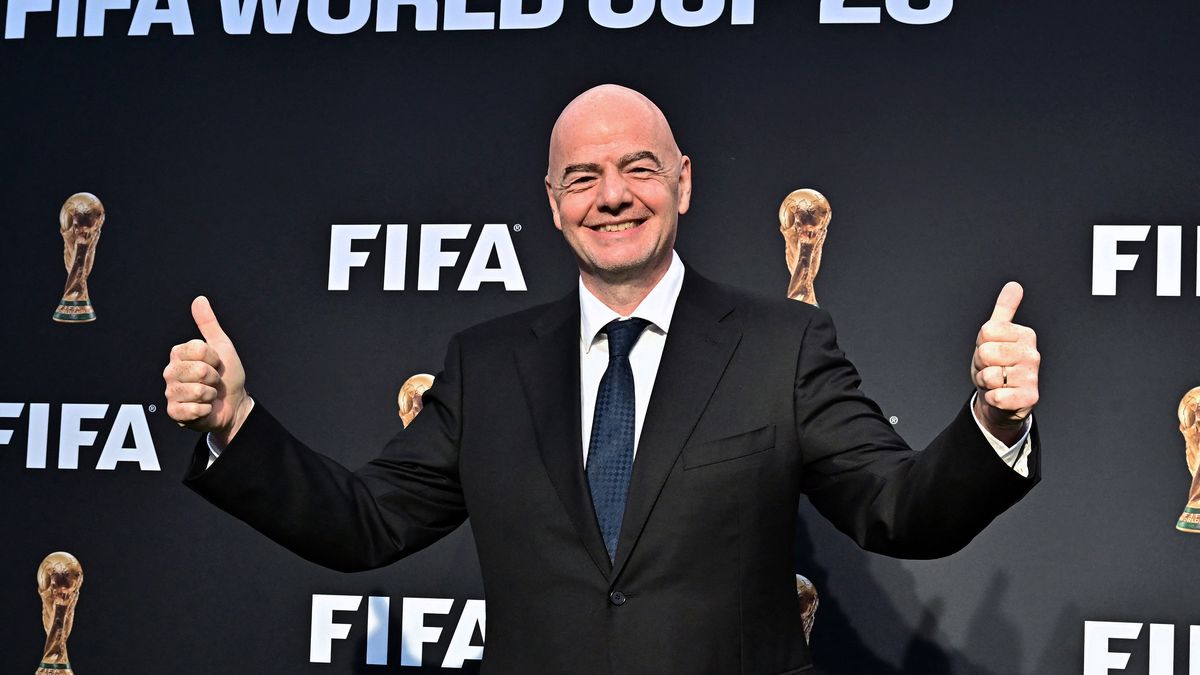 [HOAKS] Infantino Pakai Jersei Argentina Saat Makan Malam dengan Beberapa Wasit