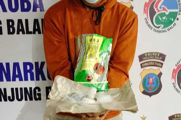AL (39), seorang buruh nelayan di Tanjungbalai, Sumatera Utara, ditangkap dengan barang bukti sabu-sabu sebanyak 1,17 kilogram.