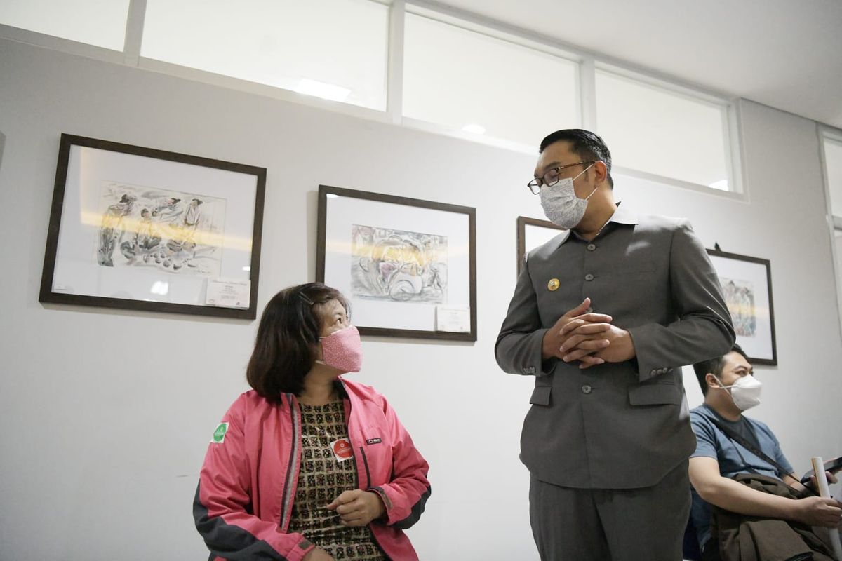 Gubernur Jabar Ridwan Kamil saat meninjau pelaksanaan vaksinasi COVID-19 berbagai lintas agama di Universitas Muhammadiyah, Kota Bandung, Senin (26/7/2021).
