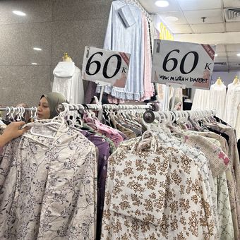 Busana di Tanah Abang jelang Lebaran.