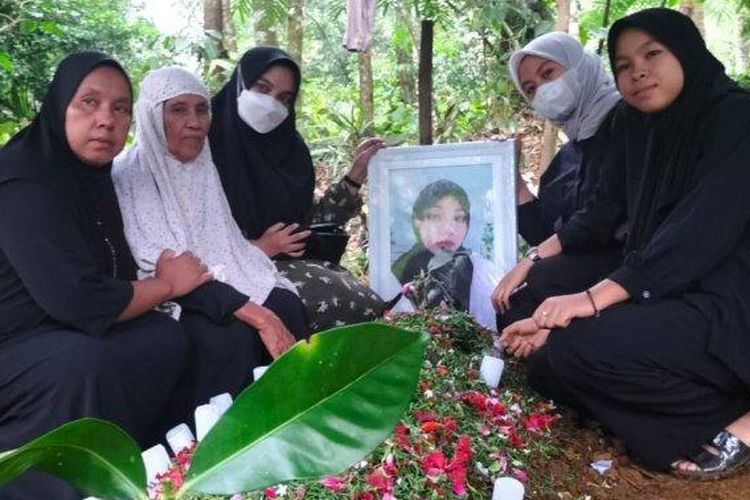 Ibu, nenek, adik perempuan dan saudara Josi Putri Cahyani (dari kiri ke kanan), WNI asal Aur Malintang Selatan, Padang Pariaman, Sumatera Barat yang jadi korban pembunuhan di Jepang memegangi pas foto Josi setelah pemakamannya, Kamis (19/10/2023). 
