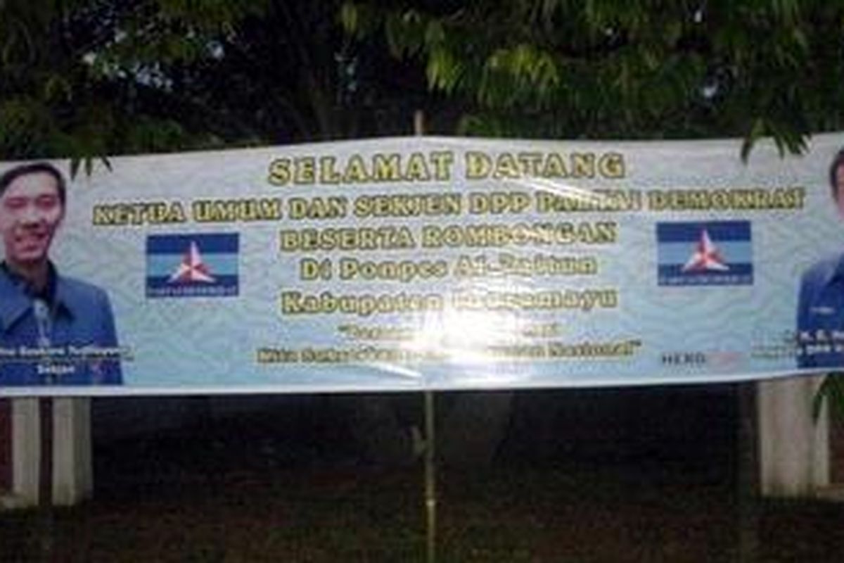 SAMBUTAN - Spanduk untuk menyambut kedatangan Ketua Ketua Umum Partai Demokrat, Anas Urbaningrum dan Sekjennya Edhie Baskoro Yudhoyono ke Pondok Pesantren Al-Zaytun di Indramayu, Jawa Barat.