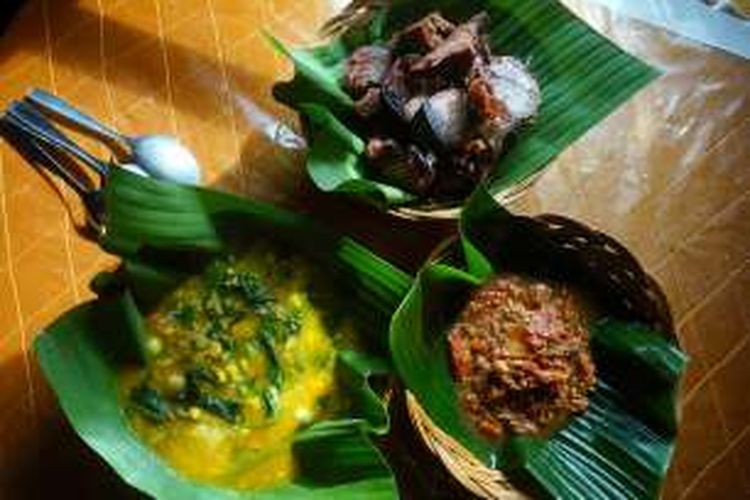 Sajian Tinutuan atau Bubur Manado dengan sambal roa dan ikan cakang fufu goreng.