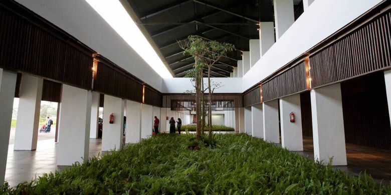 Taman tanaman hijau dihadirkan di dalam terminal Bandara Banyuwangi untuk menjaga suhu ruangan.