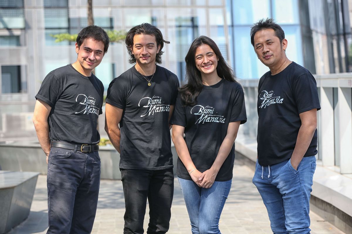 Jerome Kurniawan, Bryan Domani, Mawar Eva de Jongh, dan Hanung Bramantyo saat promo film Bumi Manusia di Kantor Redaksi Kompas.com, Menara Kompas, Jakarta, Selasa (23/7/2019). Film Bumi Manusia yang diadaptasi dari novel karya Pramoedya Ananta Toer akan mulai diputar di bioskop 15 Agustus mendatang.