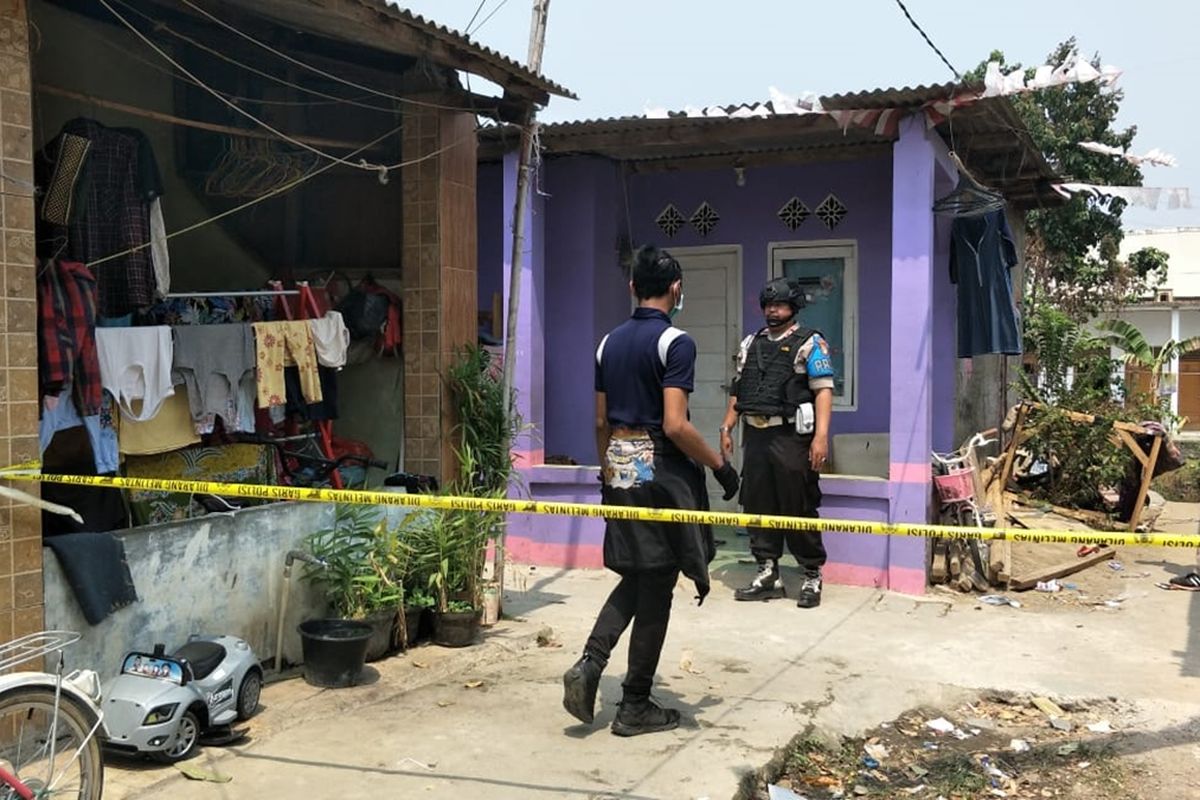 Lokasi penggerebekan terduga teroris di sebuah rumah kontrakan di Jalan Nirwana II, Desa Karang Satria, Kecamatan Tambun Utara, Kabupaten Bekasi, Senin (23/9/2019).