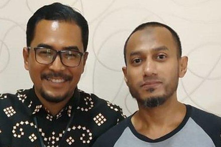 Abu Farros (kanan) bersama pengacaranya saat acara besuk di penjara.