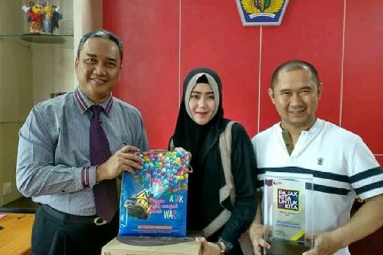 Bapak dan Ibu Dendy melaporkan SPT Tahunan untuk tahun pajak 2017 ke KPP Pratama Tulungagung pada Kamis (15/3/2018)