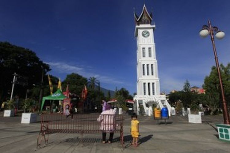 Jam Gadang di Kota Bukittinggi, Sumatera Barat, Rabu (8/6/2011). Jam peninggalan zaman kolonial Belanda ini merupakan salah satu daya tarik wisata di Kota Bukittinggi. 