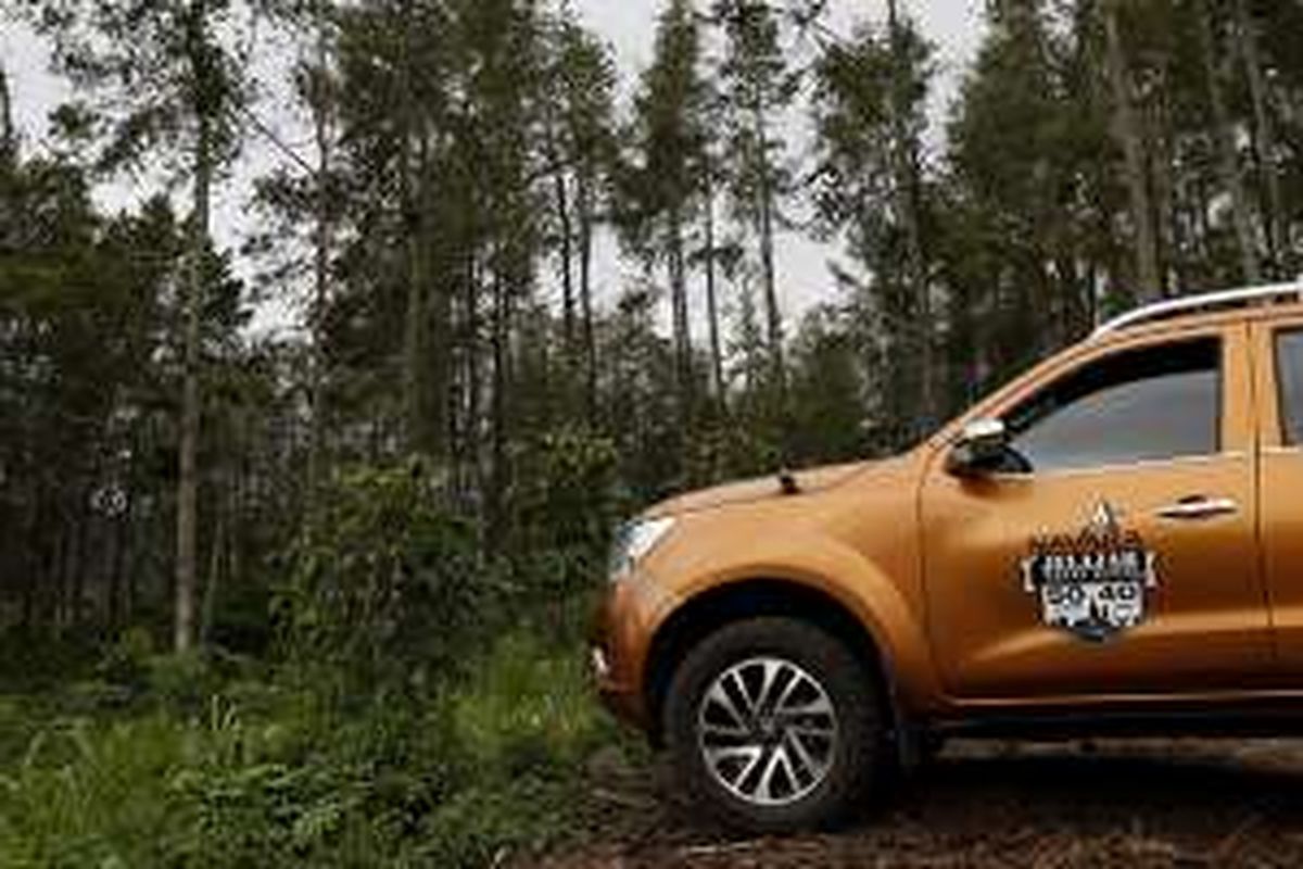 Mobil Nissan Navara di batas pos pendakian terakhir di Gunung Raung, Jawa Timur, Kamis (5/5/2016).