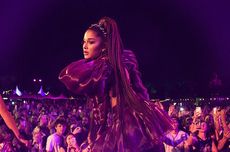 Ariana Grande Dilempar Lemon Saat Manggung di Coachella