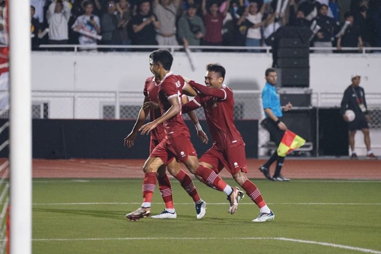 Gelandang timnas Indonesia Marselino Ferdinan merayakan golnya ke gawang Filipina pada laga matchday terakhir Grup A Piala AFF 2022 di Stadion Rizal Memorial, Manila, Filipina, Senin (2/1/2023) malam WIB. Timnas Indonesia menang 2-1 atas Filipina dan melaju ke semifinal. Artikel ini memuat informasi tentang cara menonton duel timnas Indonesia vs Vietnam di semifinal Piala AFF 2022. 