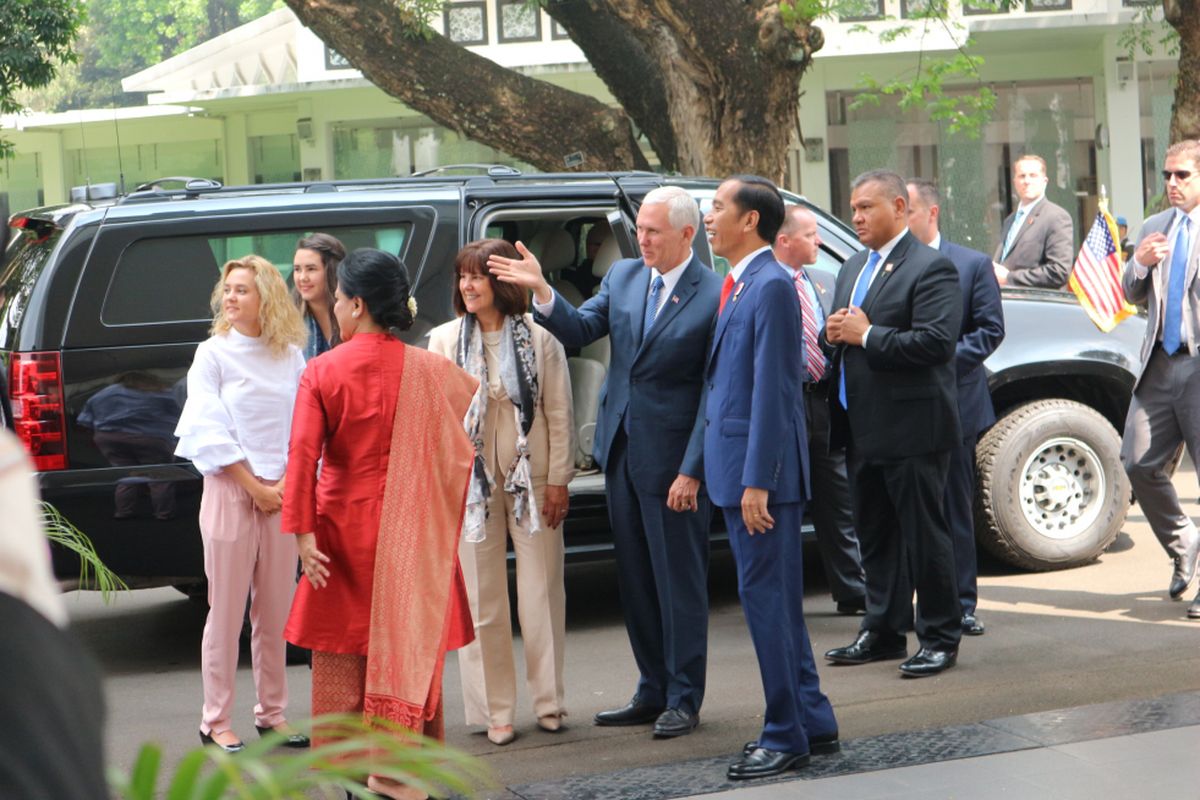 Wakil Presiden Amerika Serikat Mike Pence dan keluarga tiba di Istana Merdeka, Jakarta, Kamis (20/4/2017).
