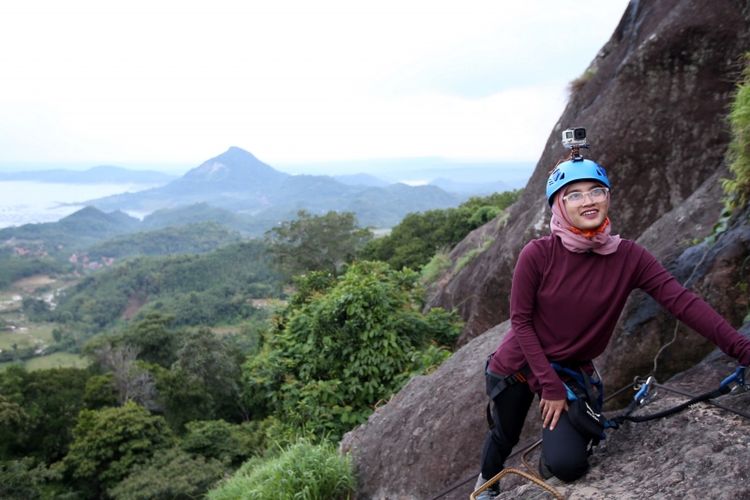 Wartawan Kompas.com saat pemanjatan via Ferrata untuk mencapai hotel gantung Padjajaran Anyar yang terletak di tebing Gunung Parang, Purwakarta, Jawa Barat setinggi 500 meter, Sabtu (18/11/2017). Hotel gantung ini diklaim sebagai hotel gantung tertinggi di dunia mengalahkan ketinggian hotel gantung di Peru.  