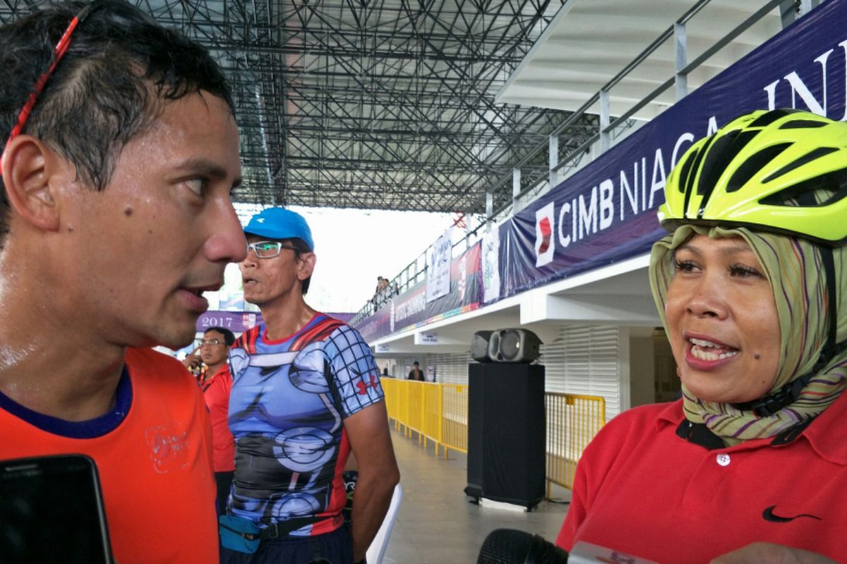 Wakil Gubernur DKI Jakarta Sandiaga Uno dan Lurah Gelora Mediawati di Stadion Akuatik Gelora Bung Karno, Senayan, Selasa (12/12/1017).