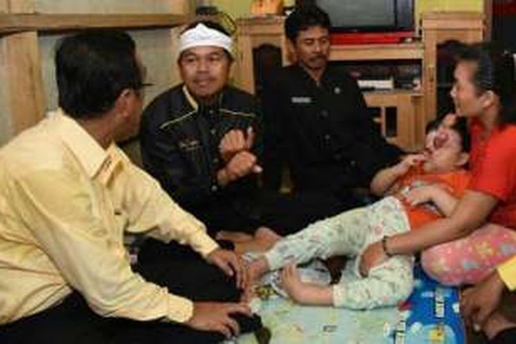Bupati Ciamis Iing Syam Arifin dan Bupati Purwakarta Dedi Mulyadi saat akan membawa bocah tanpa tempurung asal Banjarsari, Ciamis, ke RSHS Bandung untuk diperiksa, beberapa waktu lalu. 