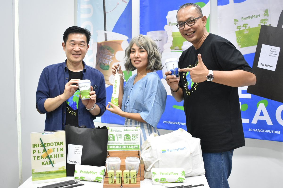 Wirry Tjandra, CEO FamilyMart Indonesia,  Marishcka Prudence, Travel blogger dan aktivis pencinta lingkungan, dan Gunung Tjahjaputra, Head of Retail Operation FamilyMart Indonesia