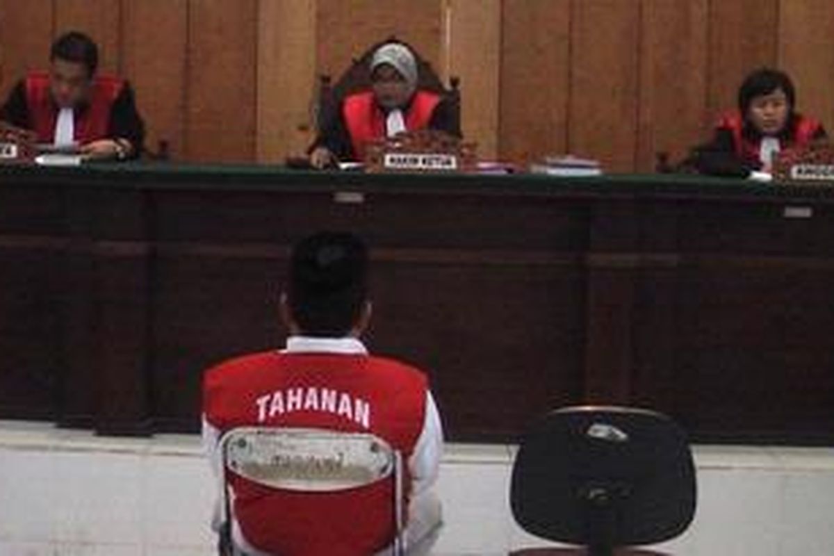 Edi Widianto, Seorang PNS harus terima vonis hakim 5 tahun penjara dan denda Rp 1 milyar setelah kedapatan membawa satu paket sabu-sabu. 