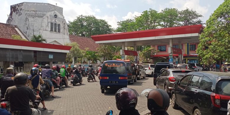 Kondisi antrean pembeli BBM yang mengular di SPBU Sukun, Kota Malang, Jawa Timur pada Senin (19/9/2022) siang. 