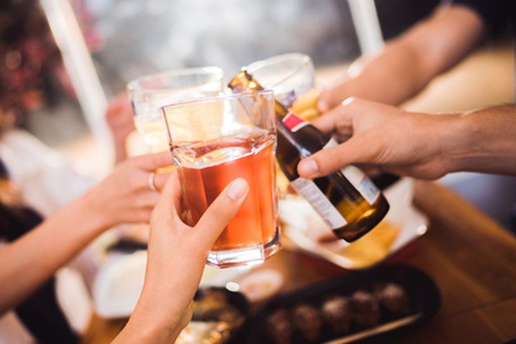 Ilustrasi minum alkohol. Studi baru menunjukkan bukti bahwa minum minuman beralkohol tidak memberikan manfaat kesehatan sama sekali, bahkan cenderung meningkatkan risiko kematian dan penyakit.