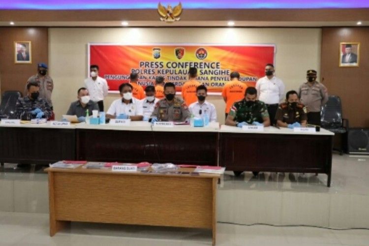 Polres Kepulauan Sangihe gelar keterangan pers tindak pidana penyelundupan manusia dan perdagangan orang (human trafficking, Rabu (27/4/22). Dihadiri oleh Forkopimda Kabupaten Kepulauan Sangihe, yakni Kapolres Kepulauan Sangihe AKBP Denny Wely Wolter Tompunuh, Bupati Kepulauan Sangihe Jabes Ezar Gaghana, Danlanal Tahuna Kolonel Laut (P) Sobarudin MTr Hanla, Dandim Sangihe Letkol Arm. Lukas Meinardo Sormin dan Kejari Kepulauan Sangihe Eri Yudianto.