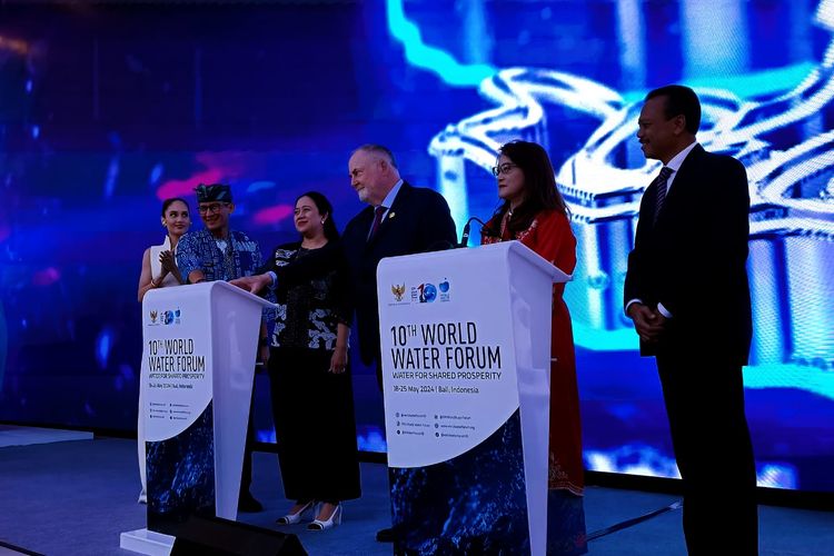 Ketua DPR Puan Maharani didampingi Menparekraf Sandiaga Uno dan Presiden WWC Loic Fauchon saat membuka secara resmi Fair and Expo perhelatan WWF 2024 di Nusa Dua, Kabupaten Badung, Bali, Senin (20/5/2024).