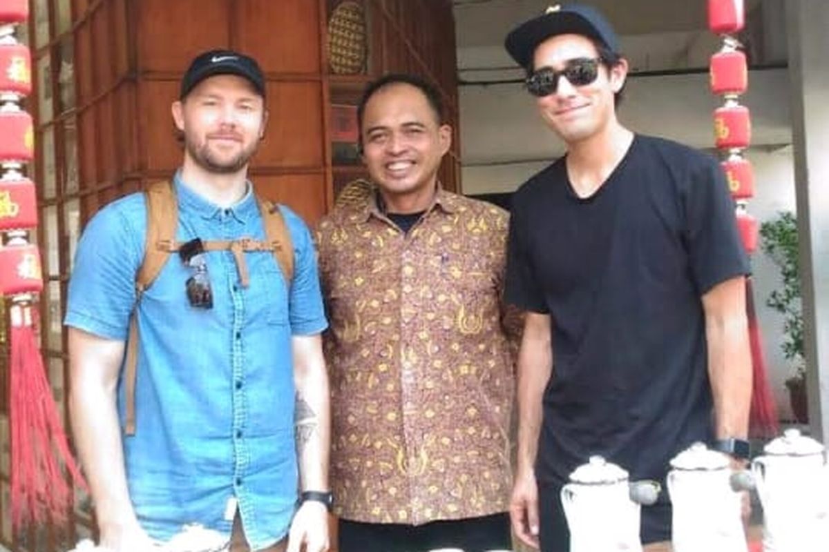 Agus Rudy (Baju batik di tengah) berswafoto bersama Zach King, Content Creator asal Amerika Serikat yang sedang berkunjung ke Pantjoran Tea House pada Oktober 2019.